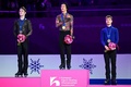フィギュアスケート欧州選手権、男子シングル・フリースケーティング（FS）。表彰式に臨む（左から）銀メダルを獲得したエストニアのアレキサンドル・セレフコ、金メダルを獲得したフランスのアダム・シャオイムファ、銅メダルを獲得したイタリアのマッテオ・リッツォ（2024年1月12日撮影）。(c)Daniel MIHAILESCU / AFP