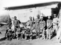 ドイツ領時代のナミビアで、独軍兵士とみられる男性（右端）と鎖につながれた先住民（1904～08年撮影、資料写真）。(c)AFP PHOTO /NATIONAL ARCHIVES OF NAMIBIA