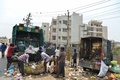 インド南部バンガロールの住宅地で、ごみを回収する当局職員（2017年1月11日撮影）。(c)AFP/Manjunath KIRAN