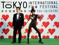 第26回東京国際映画祭（Tokyo International Film Festival）のオープニングイベントに登場した『ベヨネッタ ブラッディフェイト（Bayonetta Bloody Fate）』の木﨑文智（Fuminori Kizaki）監督（左）とベヨネッタにふんした橋本真帆（Maho Hashimoto、2013年10月17日撮影）。(c)AFP/TOSHIFUMI KITAMURA