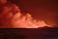アイスランド・レイキャネス半島で噴火した火山から立ち上る煙（2023年12月18日撮影）。(c)Kristin Elisabet Gunnarsdottir / AFP