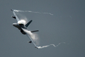 英南部のハンプシャー（Hampshire）で9日、ファンボロー国際航空ショー（Farnborough International Airshow）が開幕した。債務に苦しむ各国政府が軍事費を削減している中、今回のショーで発表される軍用機の大型契約は少ないとみられる。

写真は、デモ飛行するF/A18戦闘戦闘機（2012年7月9日撮影）。(c)AFP/ADRIAN DENNIS