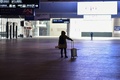 中国・武漢の駅に到着した利用客（2020年1月23日撮影）。(c)HECTOR RETAMAL / AFP
