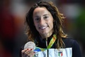 リオデジャネイロ五輪、フェンシング女子フルーレ個人。表彰台で銀メダルを掲げるイタリアのエリーザ・ディフランチェスカ（2016年8月10日撮影）。(c)AFP/Kirill KUDRYAVTSEV