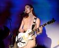 米・カリフォルニア（California）州のハリウッド・フォーエバー墓地（Hollywood Forever Cemetery）で歌手クリスタ・ベル（Chrysta Bell）がパフォーマンスを披露した（2013年5月12日撮影）。(c)AFP/Getty Images/Kevin Winter