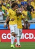 サッカーW杯ブラジル大会（2014 World Cup）決勝トーナメント1回戦、ブラジル対チリ。PK戦を制して感極まるネイマール（Neymar da Silva Santos Junior、右）を抱き寄せるブラジルのダビド・ルイス（David Luiz、2014年6月28日撮影）。(c)AFP/VANDERLEI ALMEIDA