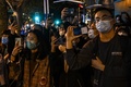 中国・上海で、新疆ウイグル自治区ウルムチでの火災で死者が出たことを受け、政府の「ゼロコロナ」政策に抗議する人々（2022年11月27日撮影）。(c)Hector RETAMAL / AFP