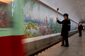 北朝鮮の首都・平壌（Pyongyang）市、平壌地下鉄の復興（Puhung）駅の車掌。平壌地下鉄は故金日成（キム・イルソン、Kim Il-Sung）体制下の1969～1972年に開通。地下110メートル付近を走り、世界で最も地中深くにある地下鉄とされる。15日は、故金日成主席の生誕100年にあたる（2012年4月14日撮影）。(c)AFP/Ed Jones