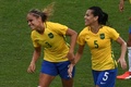 リオデジャネイロ五輪、サッカー女子1次リーグE組、ブラジル対中国。得点を決め喜ぶブラジルのモニカ（左、2016年8月3日撮影）。(c)AFP/VANDERLEI ALMEIDA