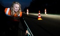 オランダ・オス（Oss）近郊を走る「スマート・ハイウエー（Smart Highway）」の光る車線に触れる同国のメラニ・シュルツ・ファンハーヘン（Melanie Schultz van Haegen）社会基盤・環境相（2014年4月10日撮影）。(c)AFP/ANP/REMKO DE WAAL