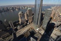 米ニューヨーク（New York）で、世界貿易センター（World Trade Center）の跡地に完成した高層ビル「フォー・ワールド・トレード・センター（Four World Trade Center、4WTC）」の68階からの眺め（2013年11月13日撮影）。(c)AFP/Stan HONDA