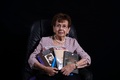 アウシュビッツに関する自著を持つホロコーストの生存者バットシェバ・ダガンさん（2019年12月25日撮影）。(c)MENAHEM KAHANA / AFP