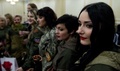 ウクライナ東部ドネツクで、「国際女性デー」を前にファッションショーに出演した、同国からの独立を一方的に宣言した親露派の「ドネツク人民共和国（DNR）」の女性戦闘員（2015年3月7日撮影）。(c)AFP/JOHN MACDOUGALL