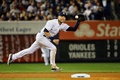 14MLB、ニューヨーク・ヤンキース（New York Yankees）対ボルティモア・オリオールズ（Baltimore Orioles）。打球を処理するニューヨーク・ヤンキースのデレク・ジーター（Derek Jeter、2014年9月25日撮影）。(c)AFP/Getty Images/Al Bello