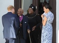 南アフリカ・ケープタウンでデズモンド・ツツ元大主教夫妻と面会する、英ヘンリー王子夫妻と長男のアーチーちゃん（2019年9月25日撮影）。(c)HENK KRUGER / POOL / AFP