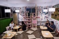 ミャンマー・ヤンゴンの「カプチーノ・カフェ」の店内（2017年7月15日撮影）。(c)AFP/Ye Aung THU