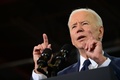 米ペンシルベニア州ピッツバーグで演説するジョー・バイデン大統領（2021年3月31日撮影）。(c)JIM WATSON / AFP