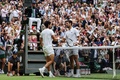 テニス、ウィンブルドン選手権、男子シングルス決勝。試合を終え、握手を交わすカルロス・アルカラス（左）とノバク・ジョコビッチ（2023年7月16日撮影）。(c)Adrian DENNIS / AFP