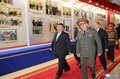 「武装装備展示会」の会場でロシアのセルゲイ・ショイグ国防相（右）を案内する金正恩朝鮮労働党総書記（左）。朝鮮中央通信提供（2023年7月26日撮影、27日提供）。(c)AFP PHOTO/KCNA VIA KNS