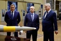 ロシア・トゥーラにあるKBP器械設計局傘下の機械工場を視察するウラジーミル・プーチン大統領（2022年12月23日撮影）。(c)SPUTNIK / AFP