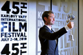 チェコのカルロヴィ・ヴァリ（Karlovy Vary）で開催されているカルロヴィ・ヴァリ国際映画祭（Karlovy Vary International Film Festival）で5日、英俳優ジュード・ロウ（Jude Law）がこれまでの芸術的貢献を評価されクリスタル・グローブ（Crystal Globe）賞を受賞した。写真は、トロフィーを手にしたジュード・ロウ（2010年7月5日撮影）。(c)AFP/MICHAL CIZEK