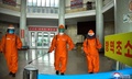 北朝鮮の平壌の駅で、新型コロナウイルス感染拡大防止のための消毒を行う鉄道駅の職員。朝鮮中央通信（KCNA）提供（2022年5月17日撮影、18日提供）。(c)KCNA VIA KNS / AFP