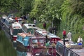 英ロンドンのリージェンツ運河で、岸に係留された船（2015年5月28日撮影）。(c)AFP/JUSTIN TALLIS