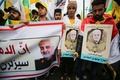 イラクの首都バグダッドで、イラン革命防衛隊のガセム・ソレイマニ司令官と人民動員隊のアブ・マフディ・ムハンディス副司令官の葬列に加わった、人民動員隊や親イラン派武装組織「神の党旅団（カタイブ・ヒズボラ）」の支持者ら（2020年1月4日撮影）。(c)AFP/Ahmad AL-RUBAYE