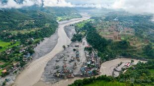 ネパール土石流 水力発電所坑道に送気用パイプ挿入 閉じ込め100人超か