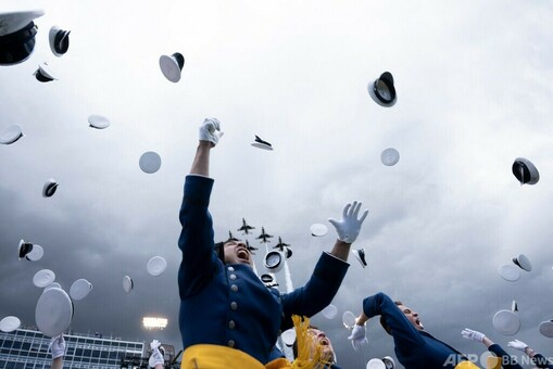 帽子を空へ！ 米空軍士官学校で卒業式 写真17枚 国際ニュース：AFPBB News