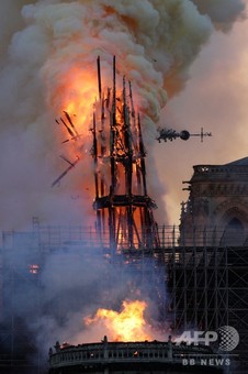 仏ノートルダム大聖堂で大規模火災 尖塔が崩壊 写真31枚 国際ニュース