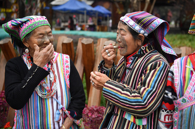 顔の入れ墨が語る文化、トールン族の最後の「紋面女」 中国・雲南