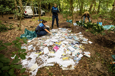 森から大量の郵便物、配達員が穴掘って処分 オランダ