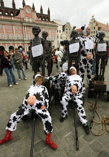 G8サミット開催を前に、農業政策に抗議するデモ