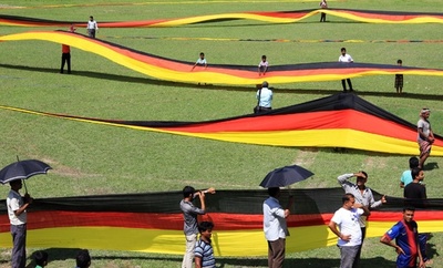 全長3.5キロの独国旗で応援、バングラデシュ人男性 W杯