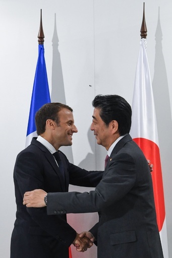 安倍首相、マクロン仏大統領と会談 訪問先のロシアで