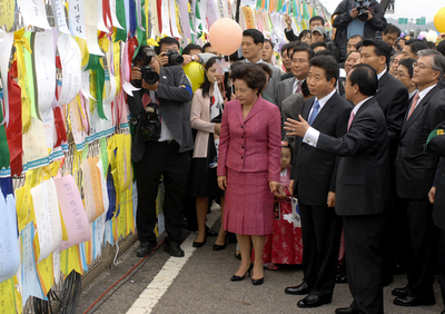韓国の盧大統領、徒歩で軍事境界線を越える