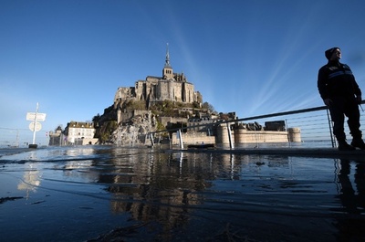 モンサンミッシェルが「孤島」に、春の大潮シーズン到来 仏