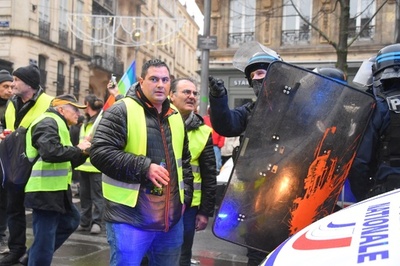 仏「黄色いベスト」運動6週目、参加者さらに減少 交通事故で10人目の死者