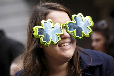 世界各地で聖パトリック・デー、東京や米ホワイトハウスも緑色に