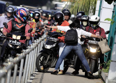 歩道にオートバイ、体張って「ストップ」！インドネシア女性に称賛