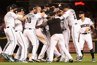 Dバックスが乱打戦制す、ドジャースとの地区シリーズ進出