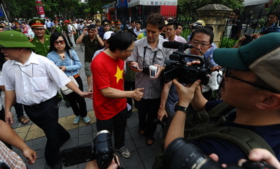 ベトナム、反中暴動で2人に禁錮刑 公開裁判で