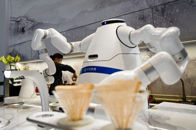 【今日の1枚】ロボットが入れるコーヒー、お味は？ 中国