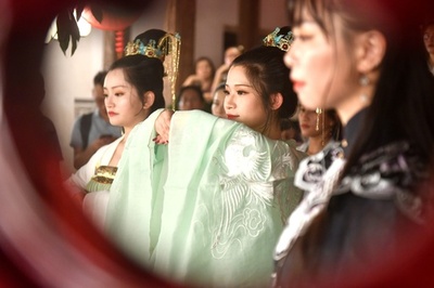 「漢服」をまとった少女が月を拝み幸を祈る中秋節 中国・福州