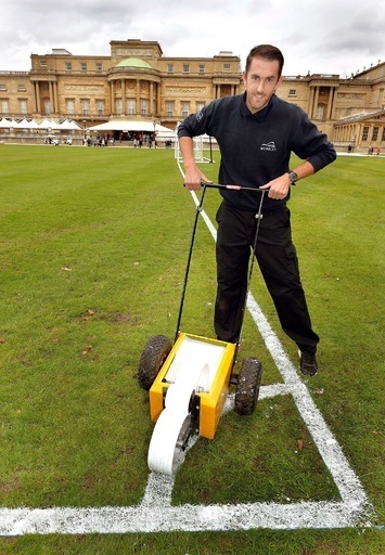 バッキンガム宮殿で史上初のサッカー試合開催へ準備着々