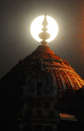 いつもより大きい！インドで今年初の満月