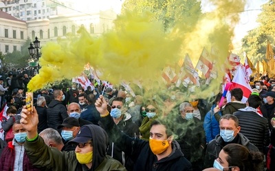 ジョージア議会選、不正疑惑に4.5万人抗議デモ 放水や催涙ガスで排除も