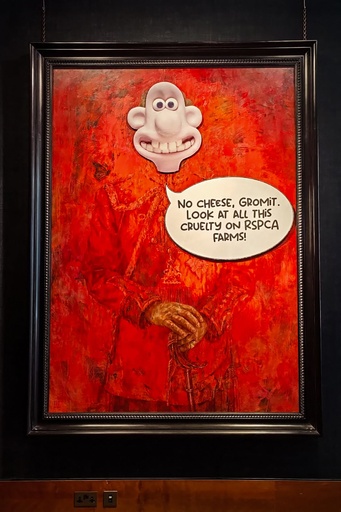 英動物愛護団体、チャールズ国王の肖像画にシール貼付 