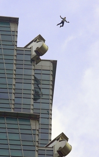 ベースジャンプでパラシュート開かず危機一髪、メルボルン